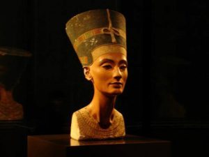 Divulgação Réplica do busto da rainha Nefertiti é uma das peças da exposição