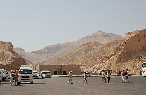 Turistas no Vale dos Reis, em Luxor
